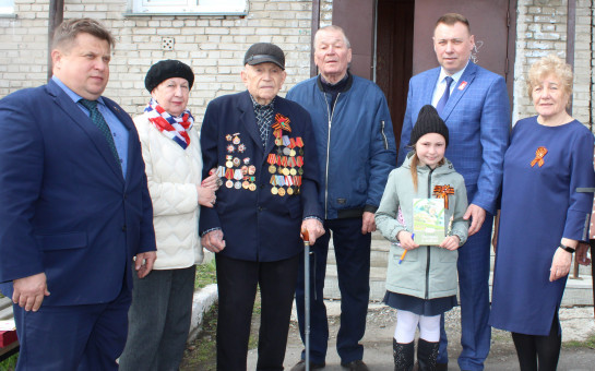 Память и благодарность:  поздравления ветеранов  в честь Дня Победы